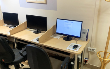 Trzy biurka z komputerami