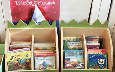Dwa drewniane pojemniki z książeczkami dla dzieci