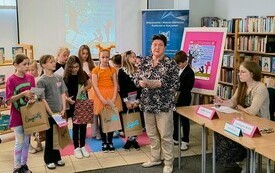 Uczestnicy konkursu wraz z dwiema członkiniami jury