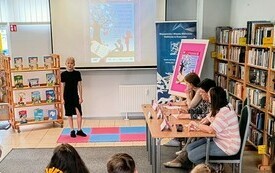 Jury ocenia występ dziewczynki w czarnej sukience