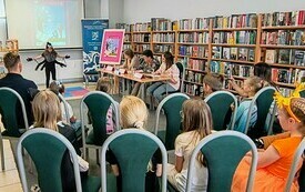 Publicznośc oglądająca występ dziewczynki przebranej za pająka