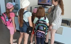 Grupa dzieci przy skanerze lotniczym