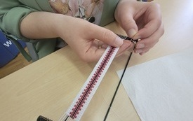 Wykonywanie bransoletki przy użyciu krosna