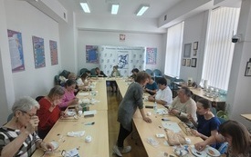 Uczestnicy warsztatów podczas wykonywania bransoletek.