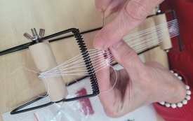 Tworzenie bransoletki na krośnie.