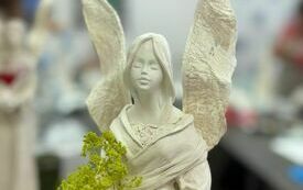 Figura anioła z kwiatami.