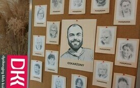 Na planszy wydrukowane portrety ludzi oraz portret pisarza Wojciecha Chmielarza. 