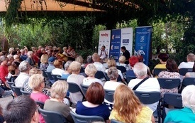 Widok na widownię zgromadzoną na krzesłach.