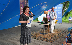 Dyrektorka biblioteki wita aktora.