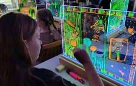 Dzieci rysujące na szkle.