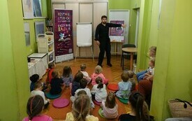 Mężczyzna prowadzący warsztaty dla dzieci. 
