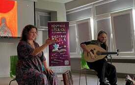 Kobieta i mężczyzna z instrumentami prowadzą zajęcia dla dzieci.