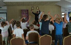 Opowiadacz razem z dziećmi podczas zajęć.