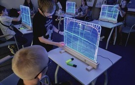 Dzieci podczas warsztatów malowania na szkle.