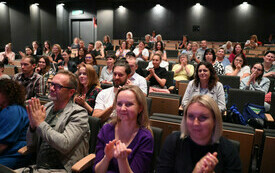 Widownia klaszcząca.