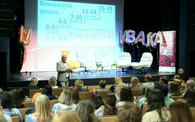 Profesor opowiadający z ożywieniem słuchaczom.