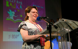 Dyrektorka biblioteki wita zebranych.