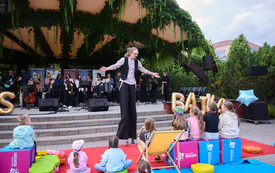 Szczudlarz zabawiający dzieci.