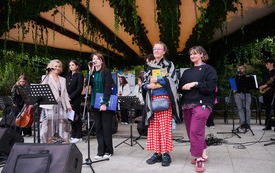 Na scenie bibliotekarki, pisarki oraz muzycy.