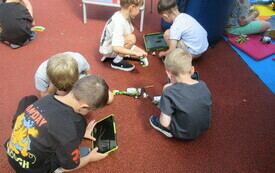 Dzieci podczas warsztatów z robotami.