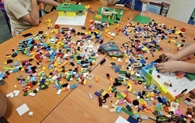 Na stole klocki lego. 