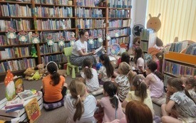 Bibliotekarka czyta dzieciom.