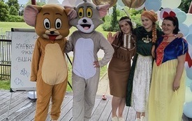 Dwa pluszaki i trzy bibliotekarki w strojach bajkowych.