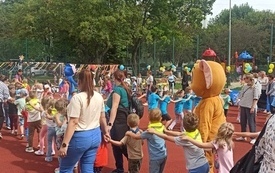 Zabawa na boisku. Dzieci, mamy i maskotki. 