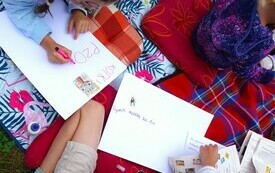 Dzieci tworzą listy.