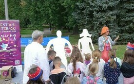 Pisarka i lekarz z dziećmi podczas dyskusji.