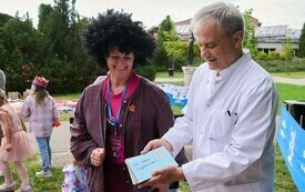 Kobieta w peruce i lekarz z kopertami.