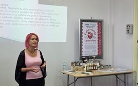 Kobieta prowadząca zajęcia zielarskie. 