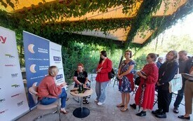 Kolejka uczestników do pisarki.