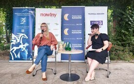 Dwie kobiety siedzą na krzesłąch, trzymając mikrofony.