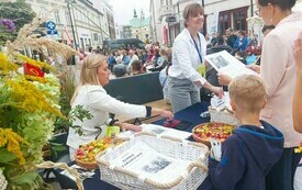 Bibliotekarki pieczętują jednodniówkę okolicznościową.