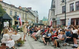 Aktorzy teatralni występują przed gośćmi. 