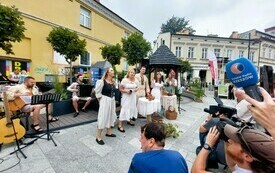 Występ teatru podczas wydarzenia. Kobiety śpiewające i muzycy.