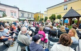 Zebrani uczestnicy wydarzenia na parklecie miejskim. 