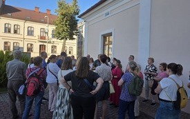 Uczestnicy spaceru na jednej z ulic Rzeszowa.
