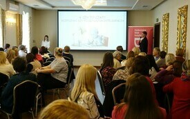 Uczestnicy spotkania oglądają prezentację na ekranie