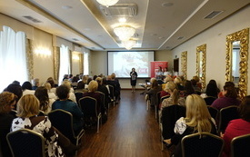 Eleganckie wnętrze hotelowe wypełnione siedzącymi ludźmi