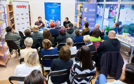 Sala biblioteczna pełna siedzących czytelnik&oacute;w