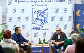 Dwaj mężczyźni rozmawiają.