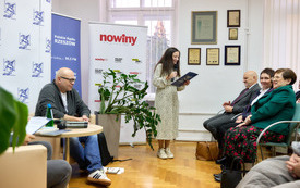 Bibliotekarka wita zebranych na spotkaniu.