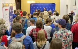 W korytarzu tłumy uczestników spotkania autorskiego.