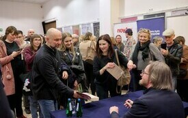 Tłum czytelników w kolejce po autografy.