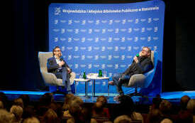 Dwóch mężczyzn na scenie rozmaiwjących.