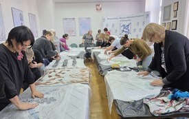 Kobiety w trakcie tworzenia prac warsztatowych. 