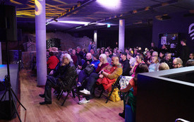 Publiczność czekająca na rozpoczęcie spotkania