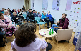 Pisarz odpowiada na pytania prowadzącej spotkanie. 